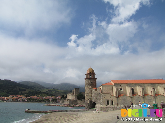 SX27366 Church and castle in Collioure